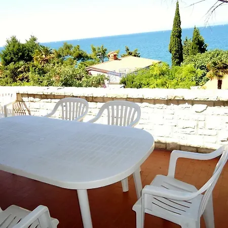 Laura 119 Sea View *