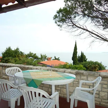 Laura 119 Sea View Apartament *