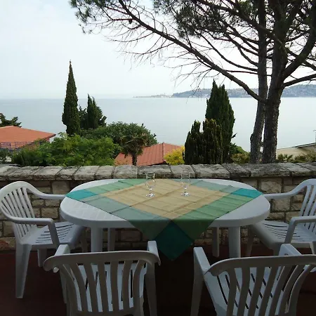 Laura 119 Sea View Apartament